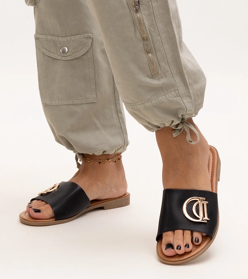 Czarne klapki z klamerką