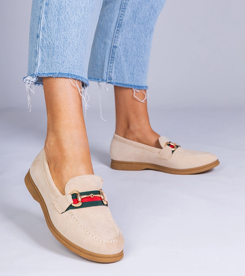 Hers Beżowe mokasyny z ekozamszu ze złotą ozdobą