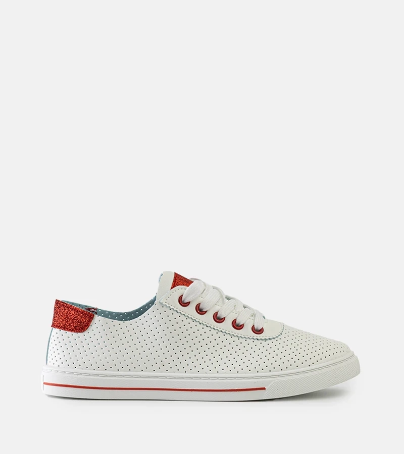 Białe perforowane sneakersy