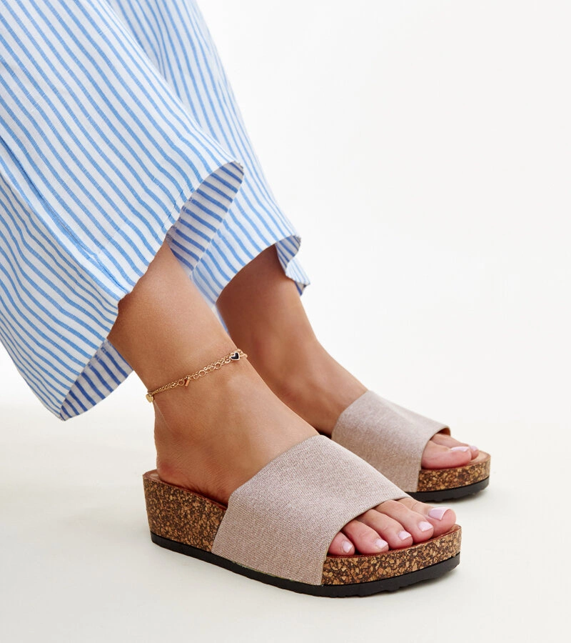 Ciemnobeżowe klapki na korkowej koturnie