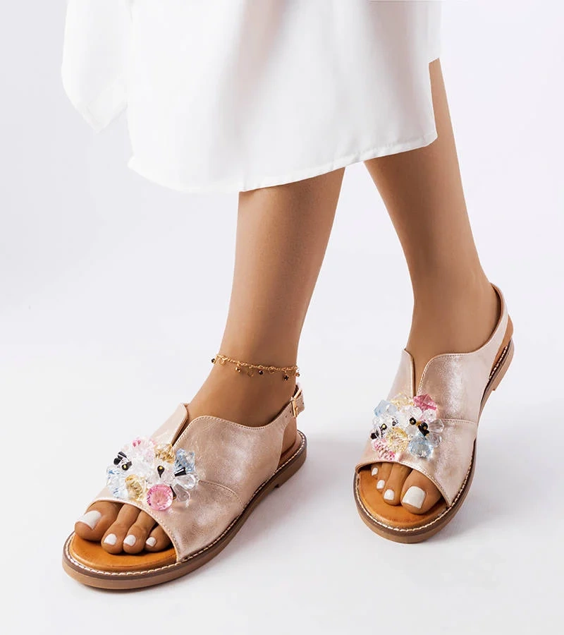 Złote sandały zdobione kolorowymi kryształkami