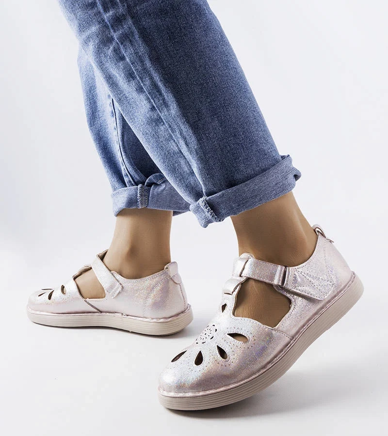 Różowe błyszczące półbuty zdobione perforacją