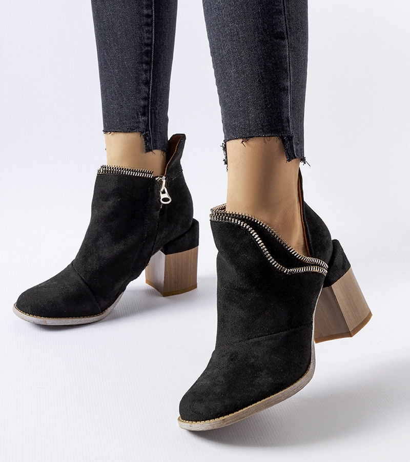 Czarne botki na ozdobnym słupku