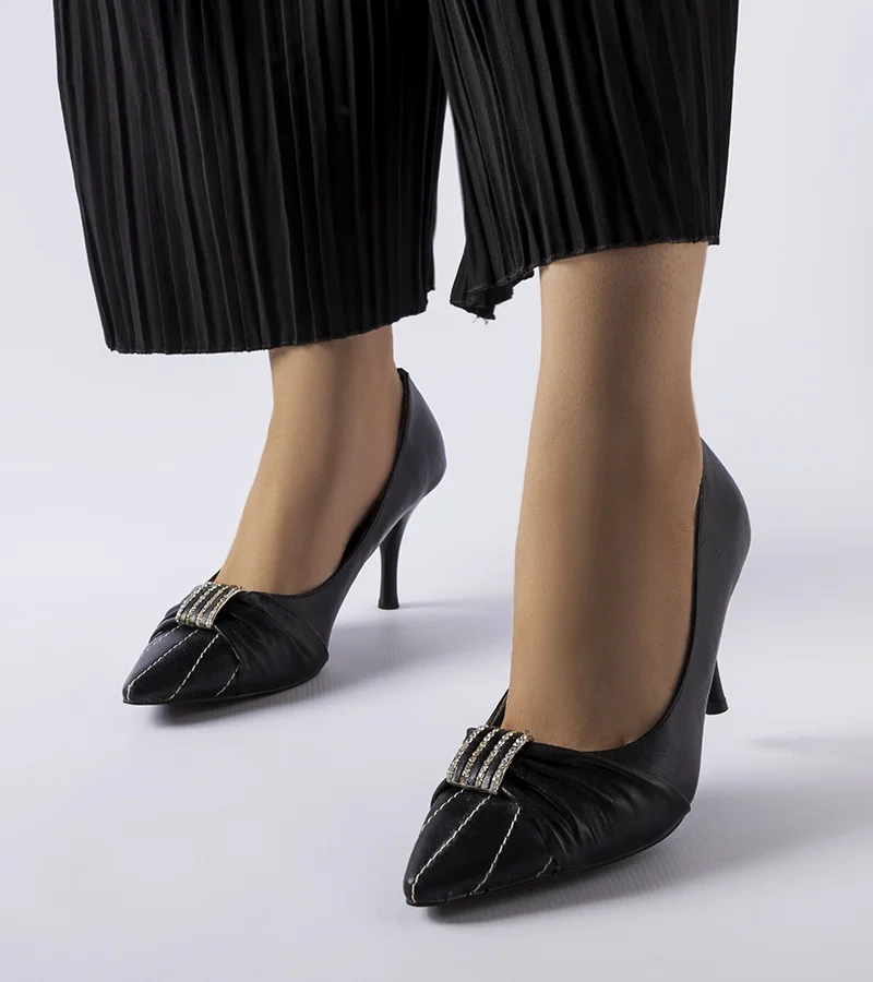 Czarne czółenka z biżuterią