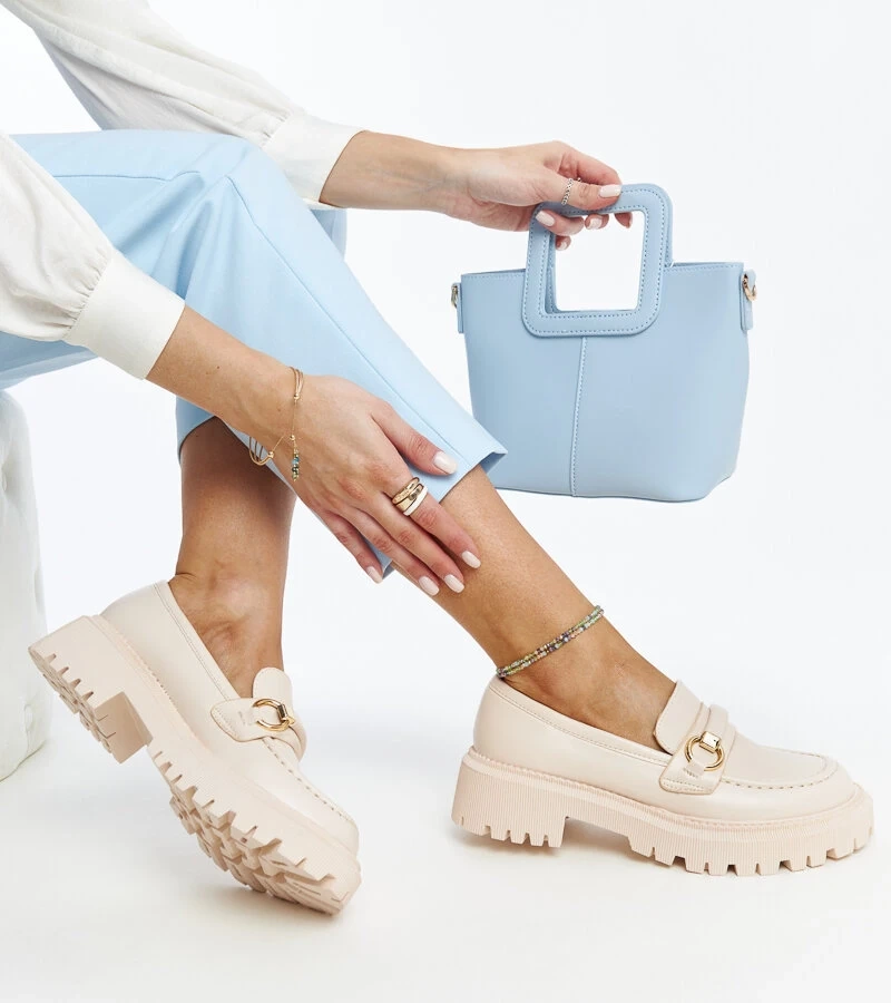 Beżowe mokasyny z klamerką