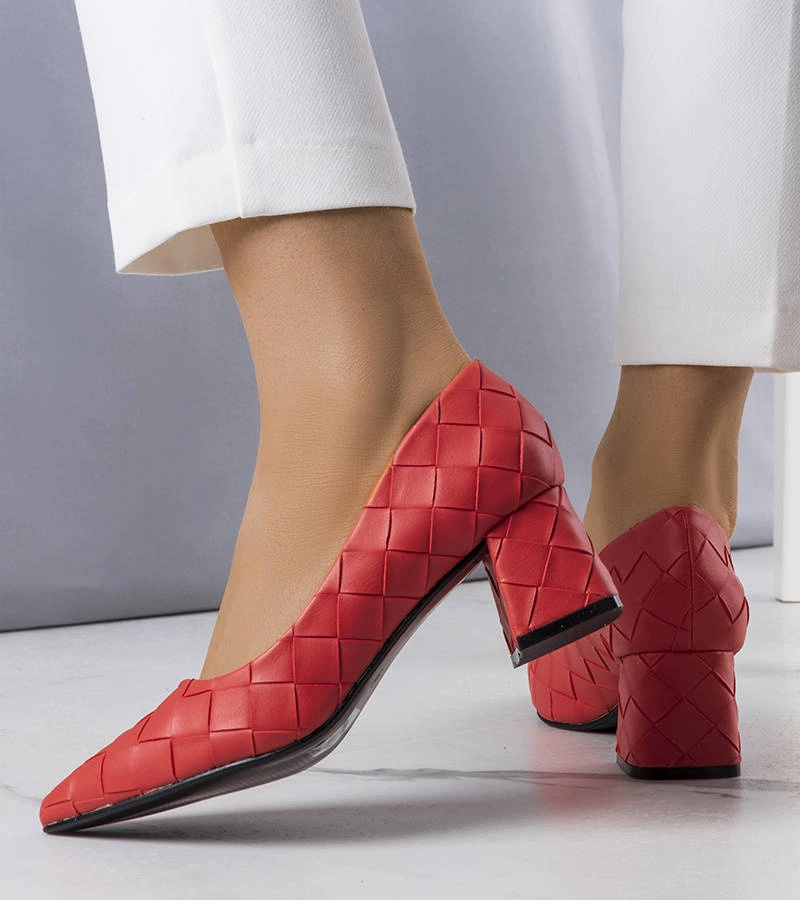 Czerwone czółenka na słupku