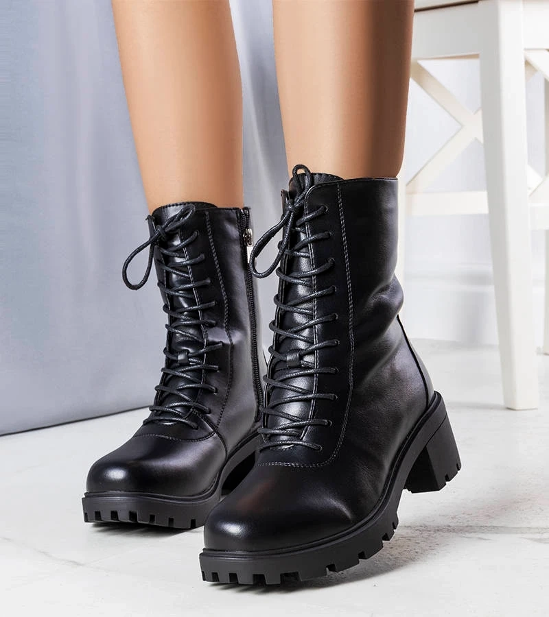 Wiązane ocieplane botki