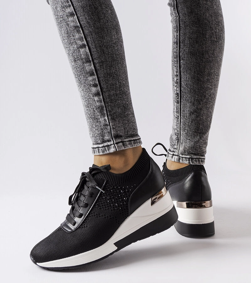 Czarne sneakresy na koturnie z cyrkoniami