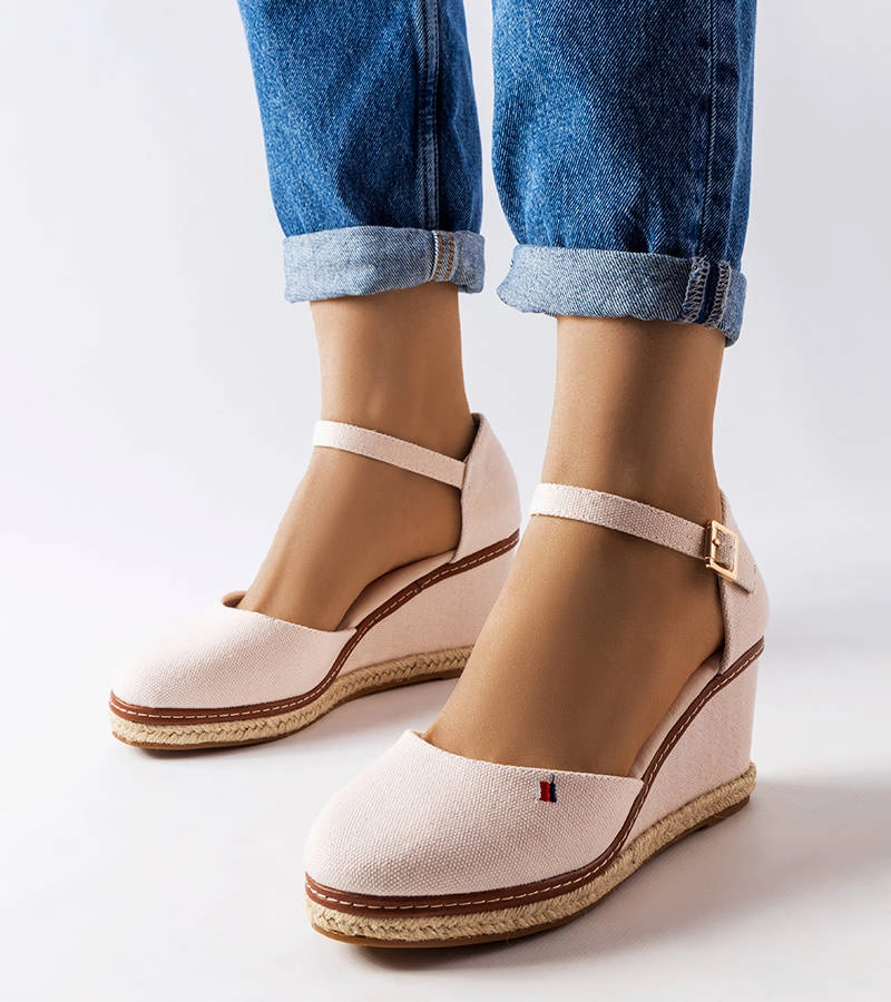 Białe espadryle na koturnie