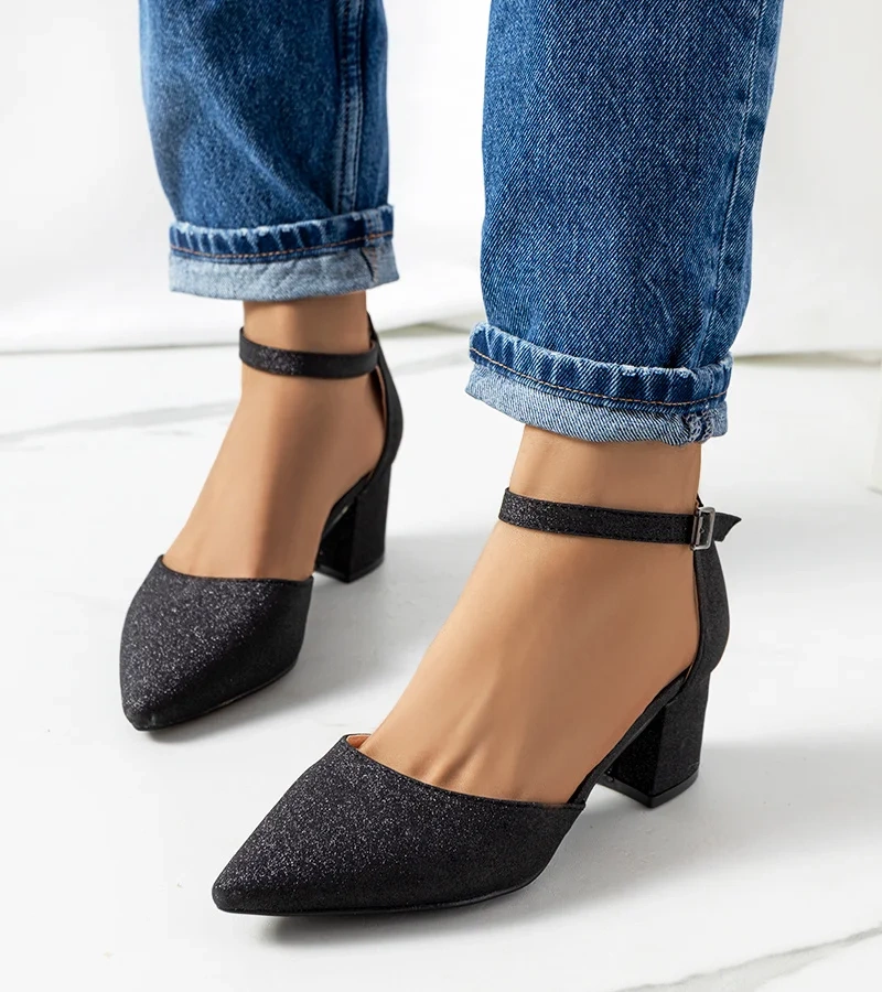 Błyszczące czółenka na słupku