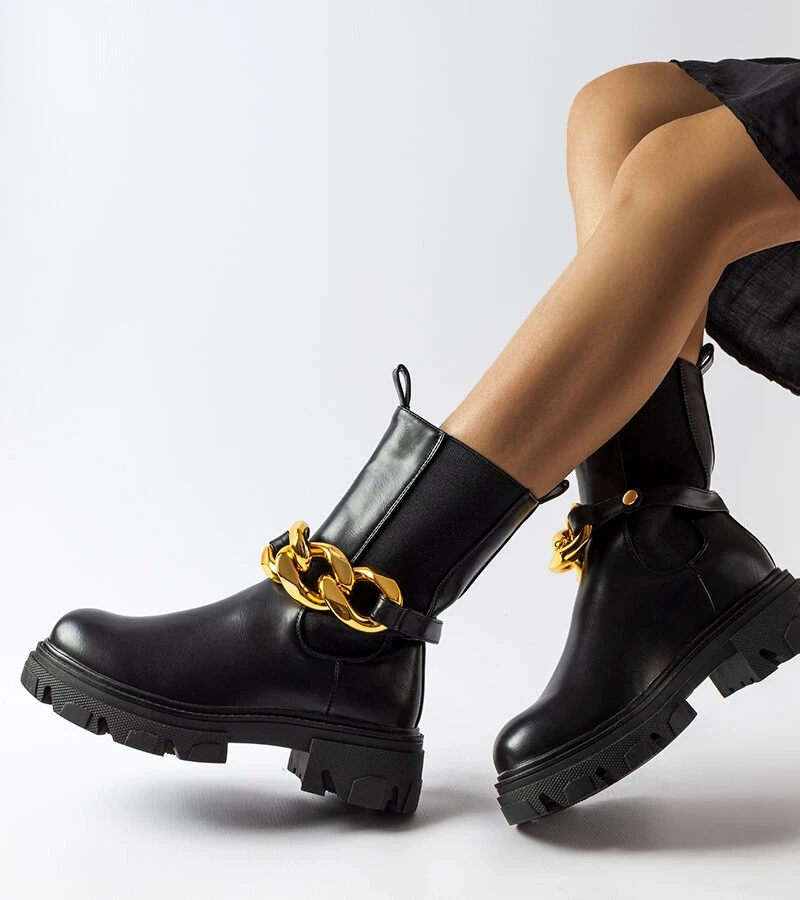 Czarne botki zdobione łańcuchem