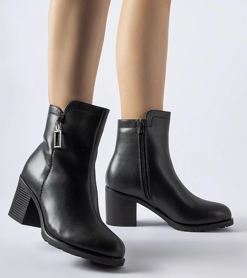 Czarne botki ocieplane botki na niskim słupku