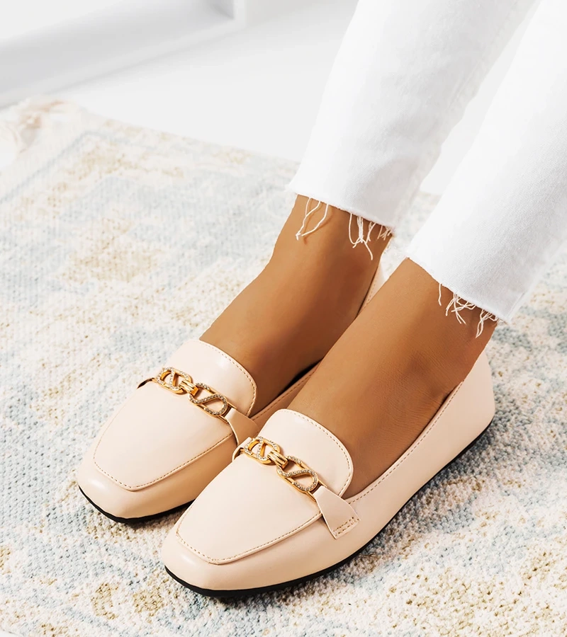 Hers Mokasyny beżowe z ozdobnym łańcuszkiem