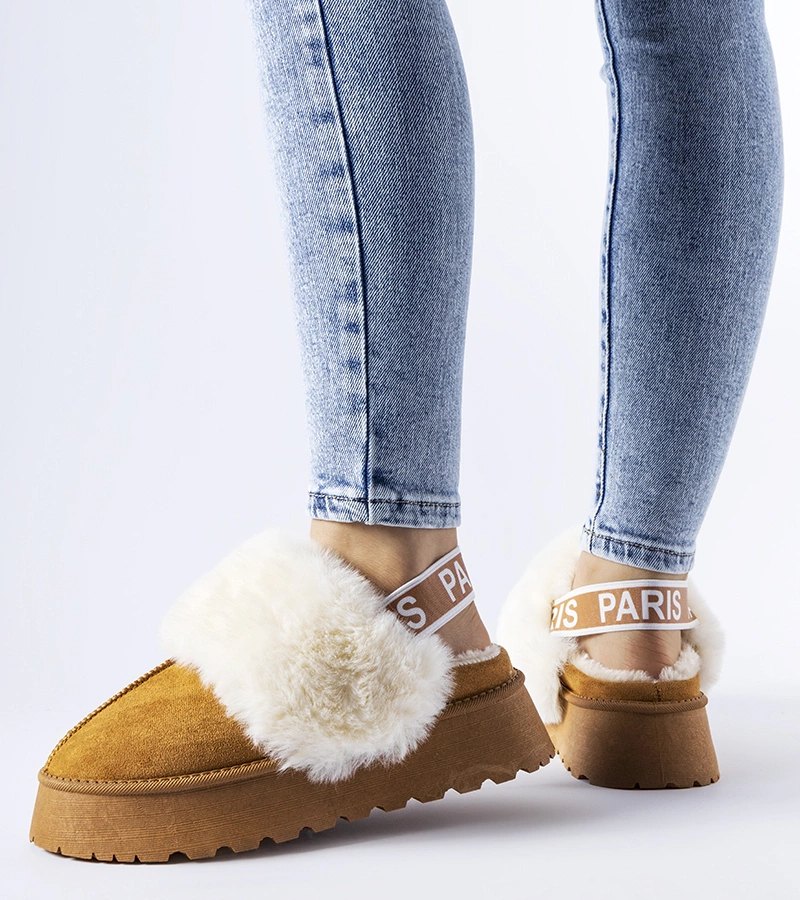 Brązowe kapcie z gumką i jasnym futrem