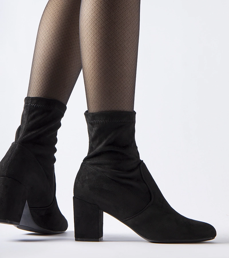 Czarne wsuwane botki na słupku