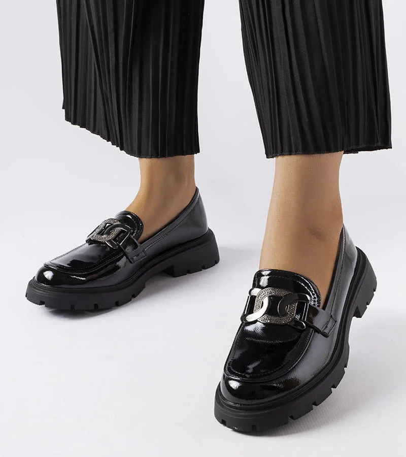 Czarne lakierowane mokasyny z cyrkoniami