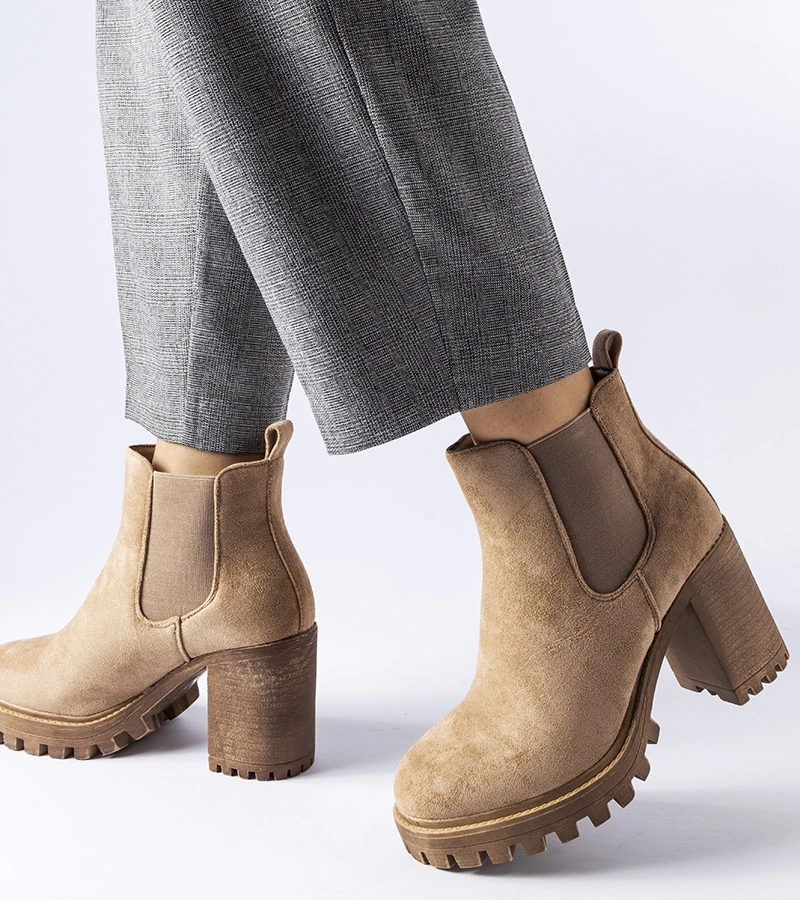 Beżowe botki na masywnym słupku