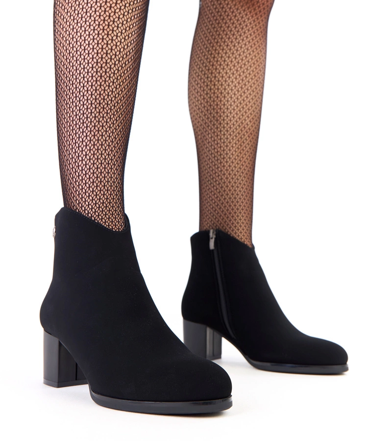 Hers Czarne botki z delikatną ozdobą z ekoskóry matowej