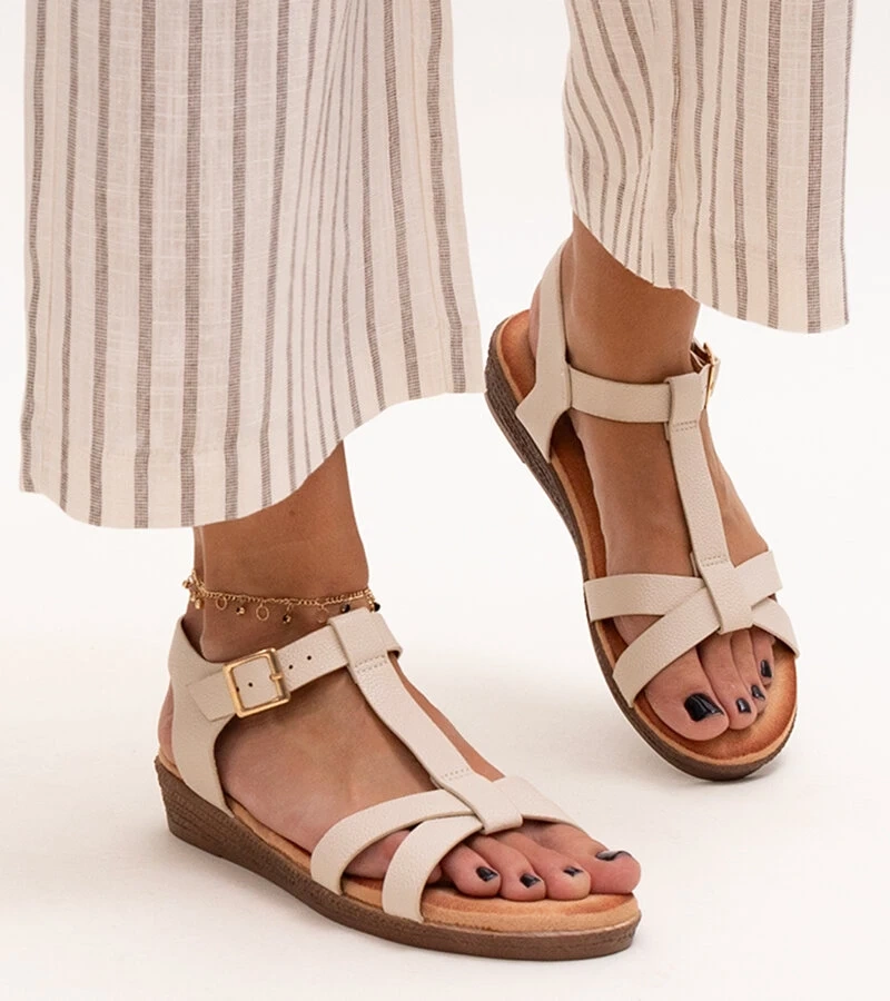 Beżowe sandałki na niskiej koturnie