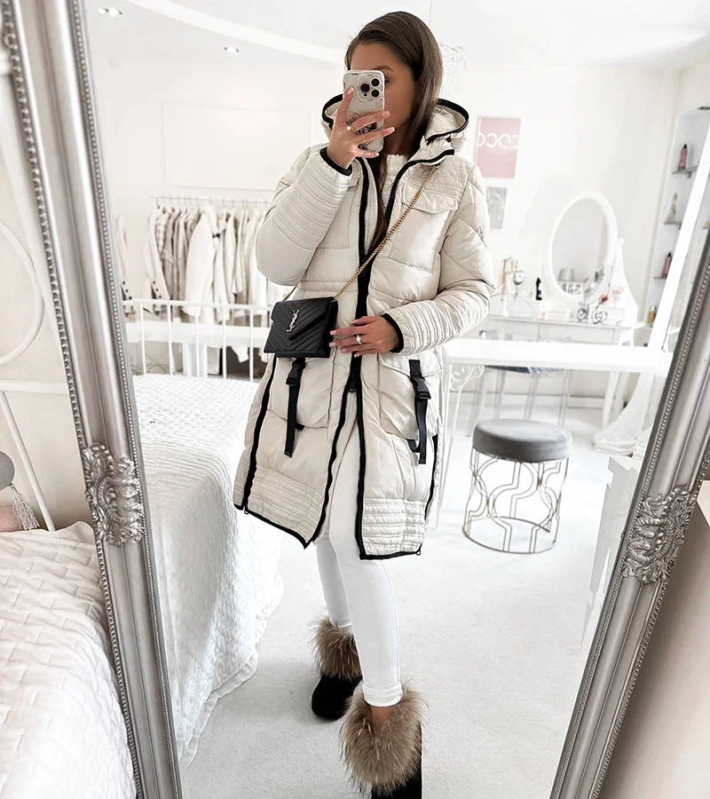 Biały taliowany płaszcz