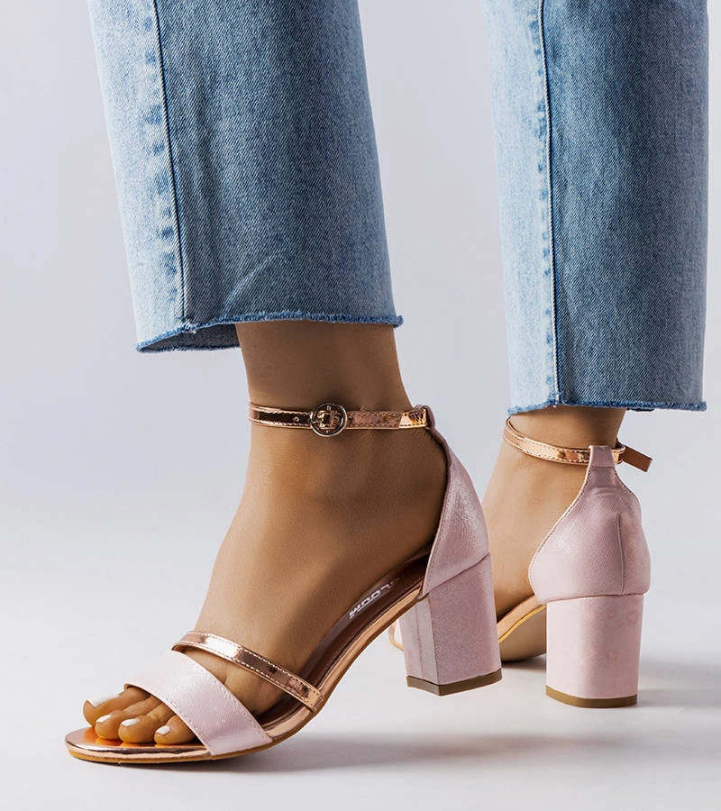 Różowe eleganckie sandały na słupku