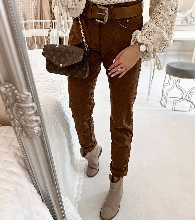 Brązowe spodnie materiałowe we wzór geometryczny