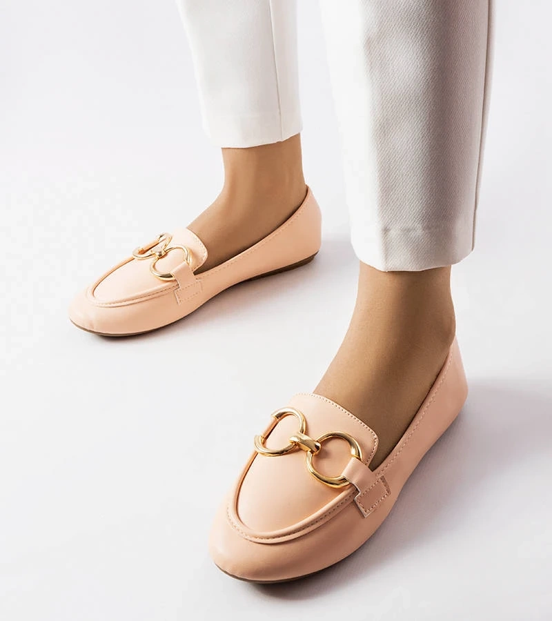 Beżowe mokasyny z ozdobną klamrą