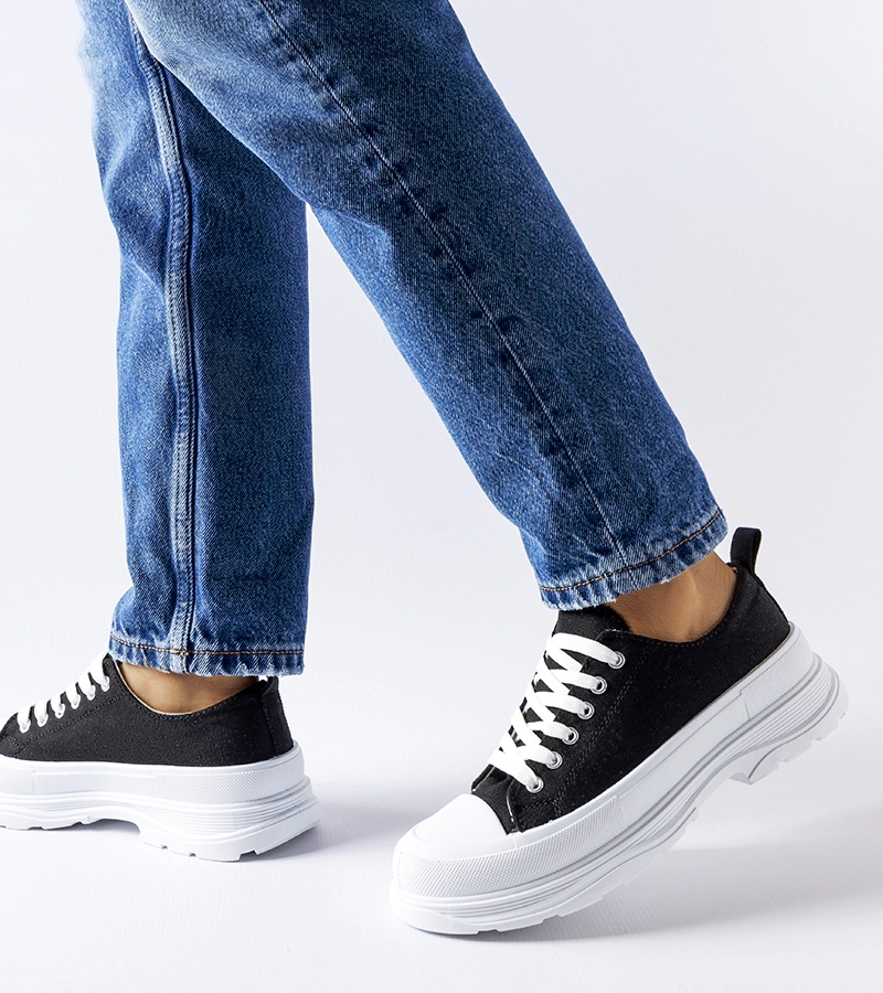 Czarne trampki na sportowej podeszwie