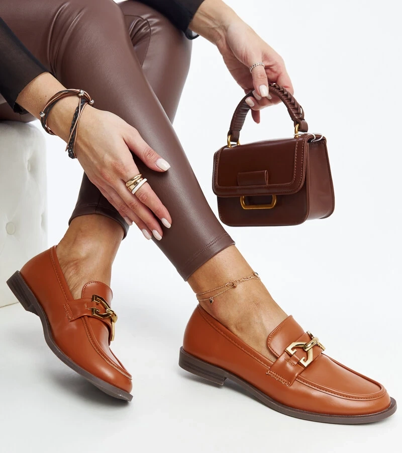 Brązowe mokasyny zdobione klamerką