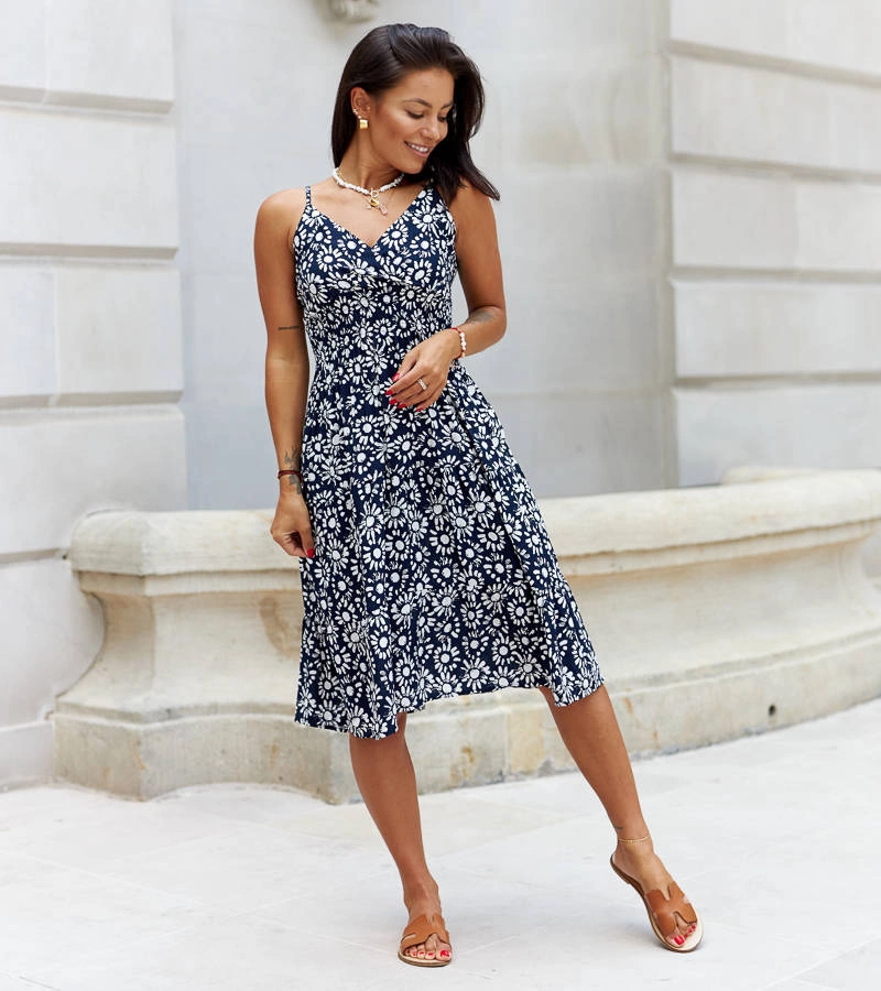 Biała sukienka mini w kwiaty na ramiączkach