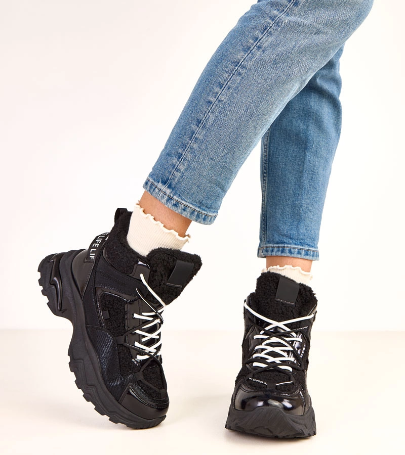 Hers Czarne sznurowane sneakersy z futerkiem