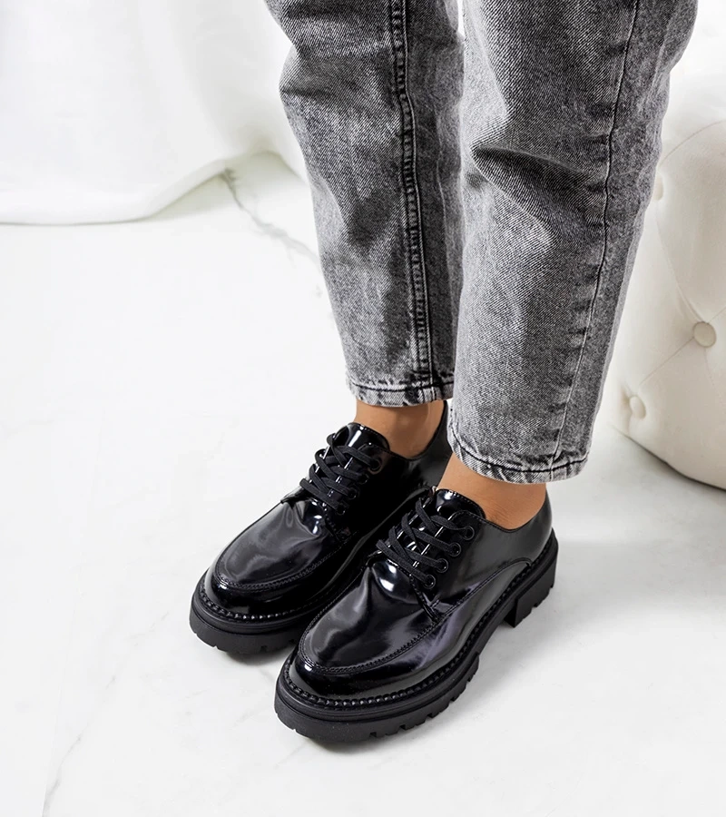 Półbuty czarne na masywnej podeszwie