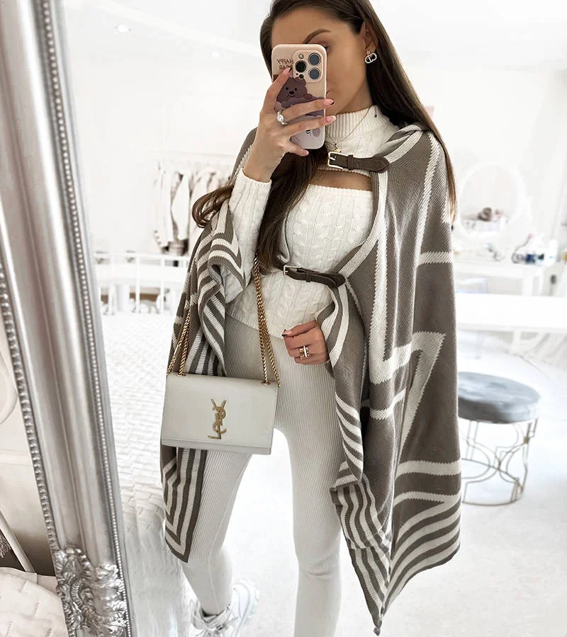 Jasnoszara narzutka z kapturem