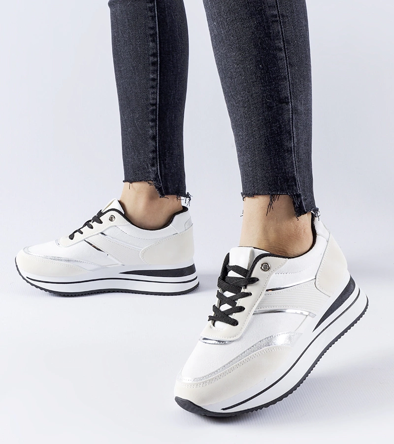 Białe sneakersy na platformie