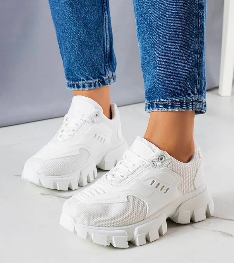 Białe sportowe sneakersy