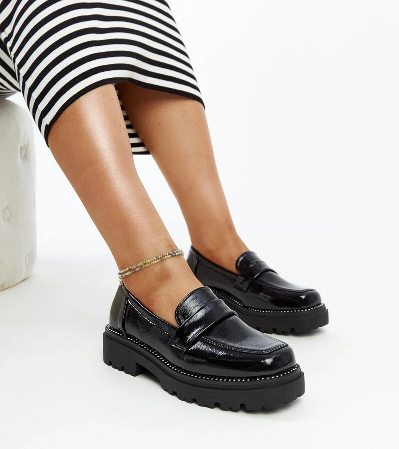 Czarne lakierowane półbuty ze skórzaną wkładką