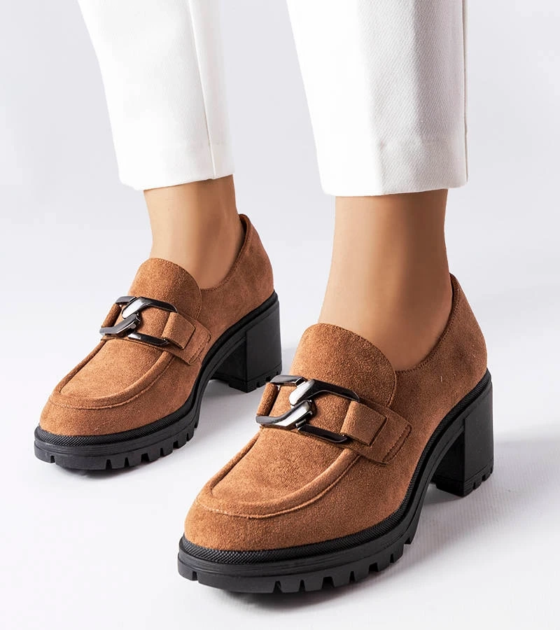 Brązowe czółenka na klocku