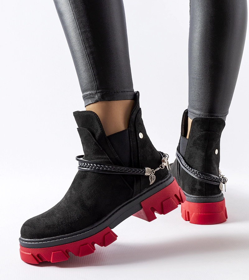 Czarne botki zdobione czerwoną podeszwą