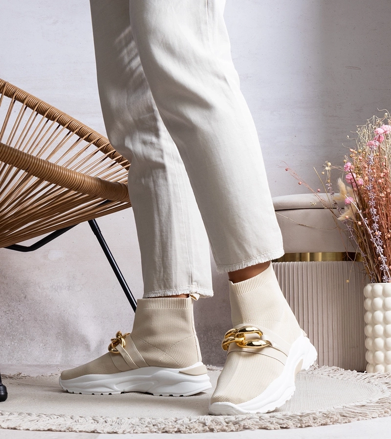 Sportowe sneakersy z łańcuchem