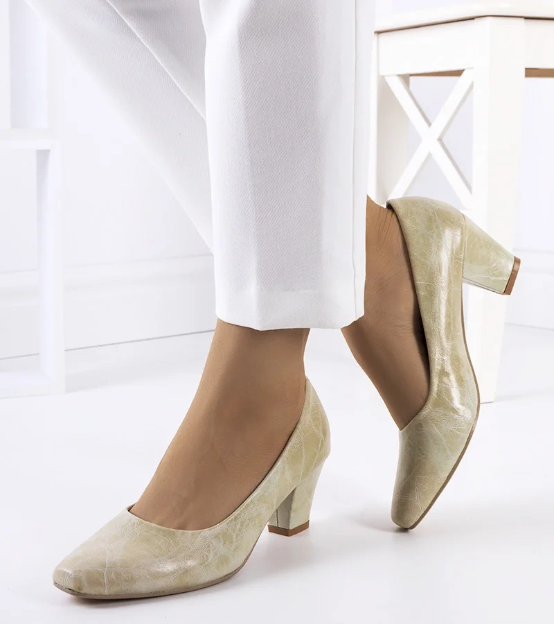 Beżowe czółenka na niskim słupku