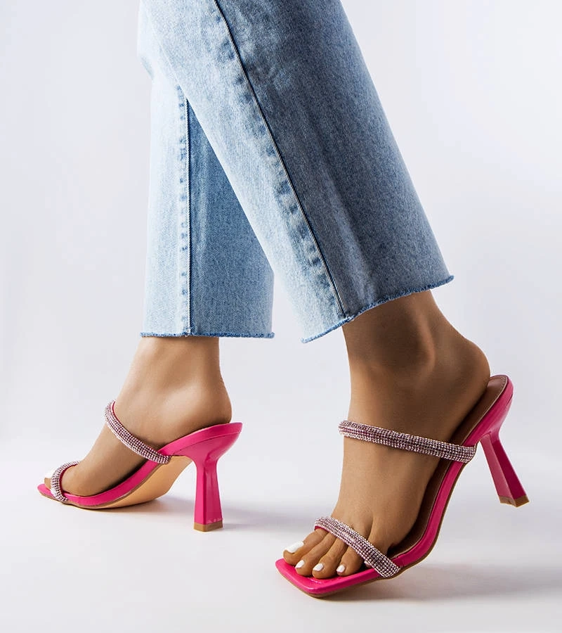 Różowe klapki na szpilce