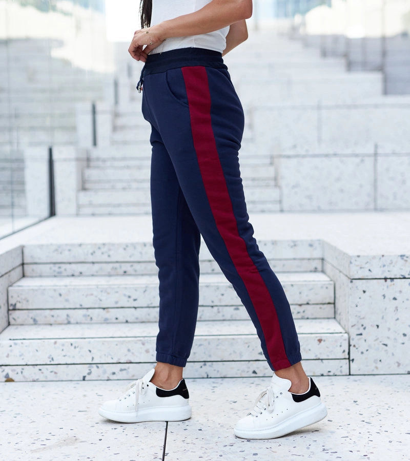 Granatowe spodnie z czerwonymi lampasami