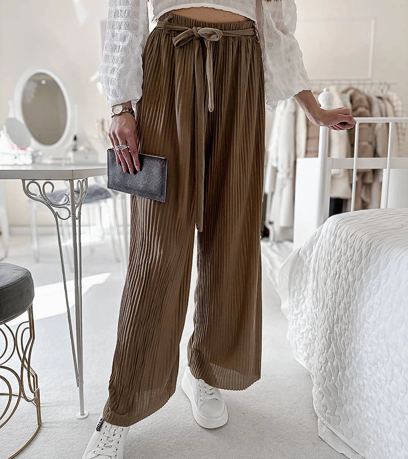 Brązowe plisowane spodnie o swobodnym fasonie