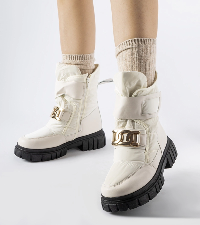 Beżowe śniegowce  z ozdobną klamerką