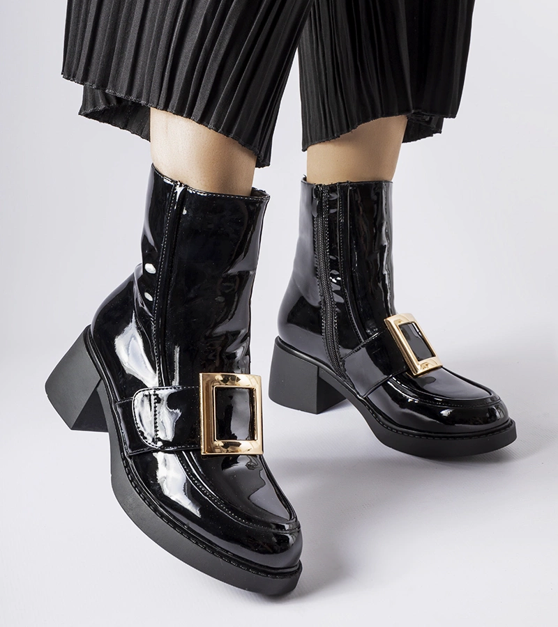 Czarne lakierowane botki na obcasie