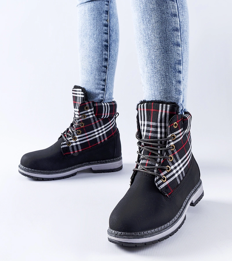 Czarne ocieplane trapery zdobione kratką