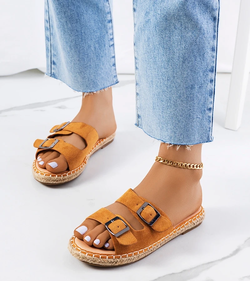 Brązowe klapki z klamerkami