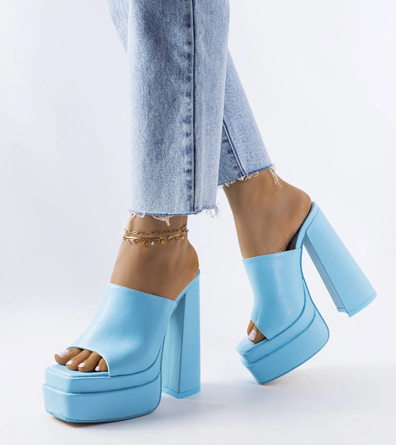 Niebieskie klapki na klocku