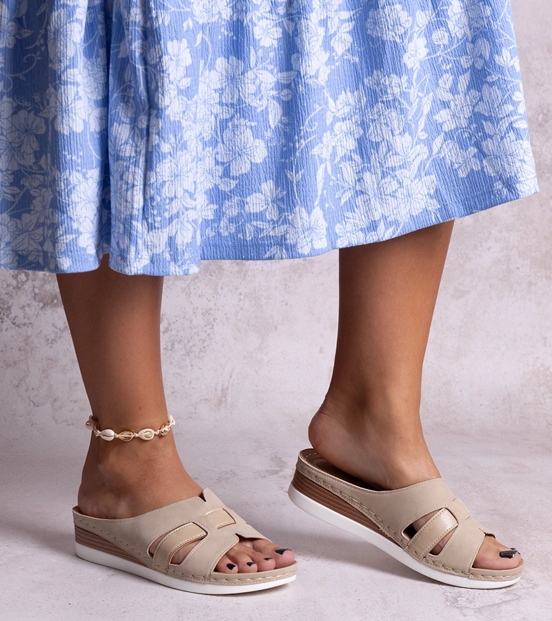 Beżowe lekkie klapki na niskiej koturnie