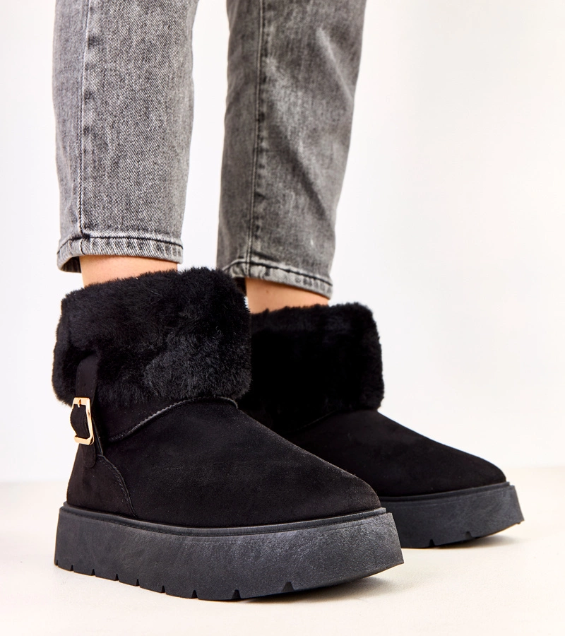 Hers Czarne śniegowce na platformie zdobione klamerką